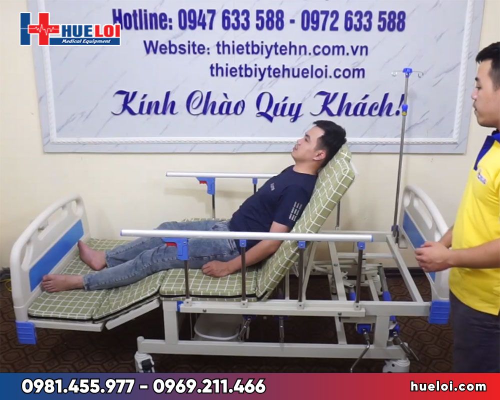 Giường y tế đa năng đầu nhựa 4 tay quay A01-I hạ chân góc to